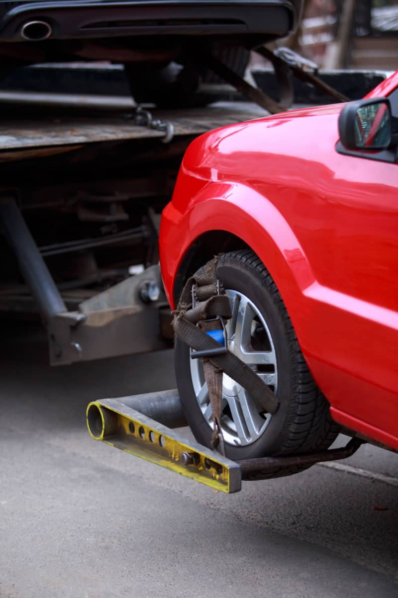 car wheels on tow truck lift